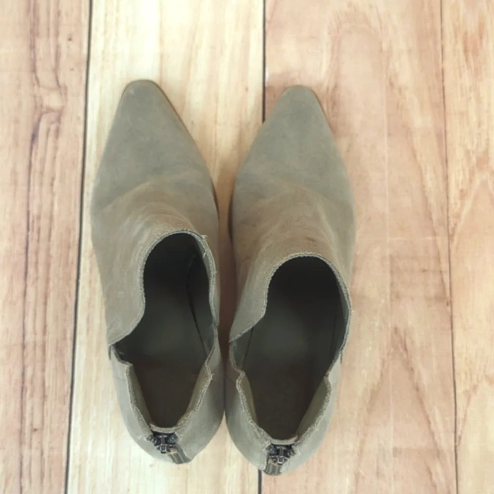 VINCE CAMUTO Doralli Booties Taupe Suede Leather Pointed Toe Sz 8